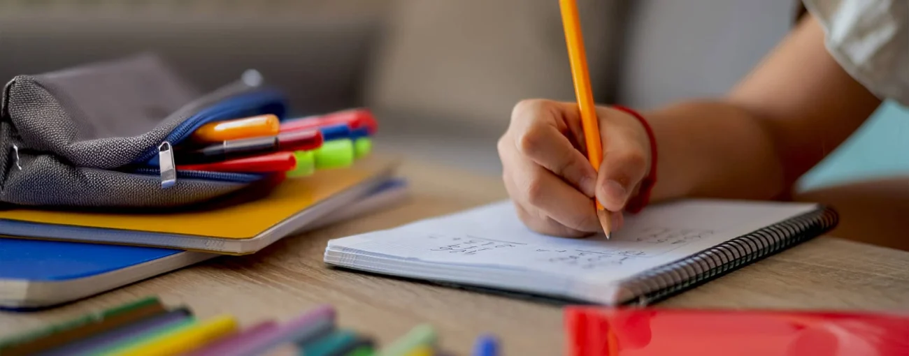 Stylos, marqueurs, classeurs, trousses et accessoires scolaires de qualité